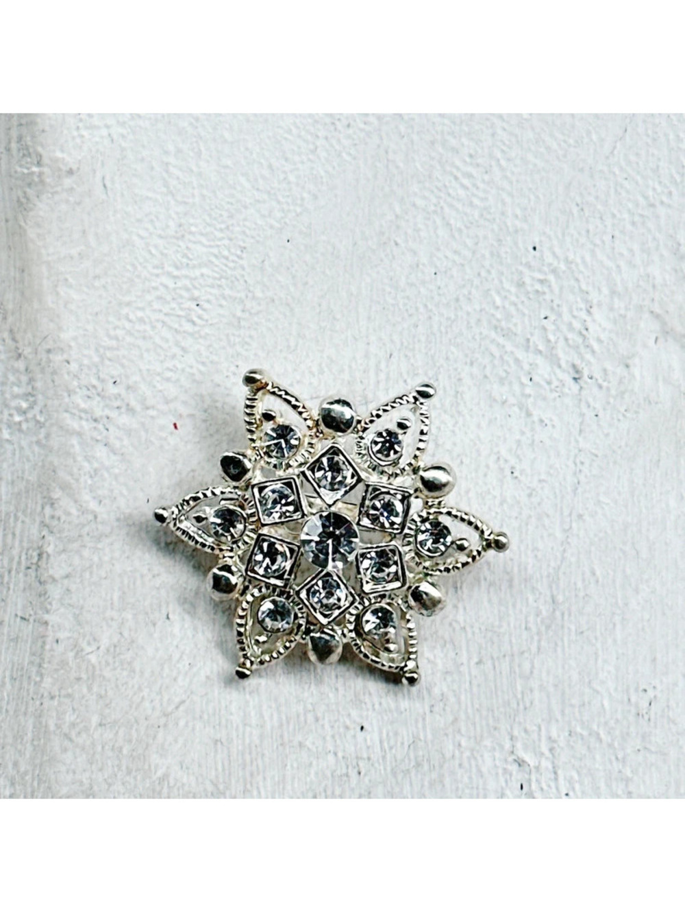 2539mc. Silvertone Floral Brooch
